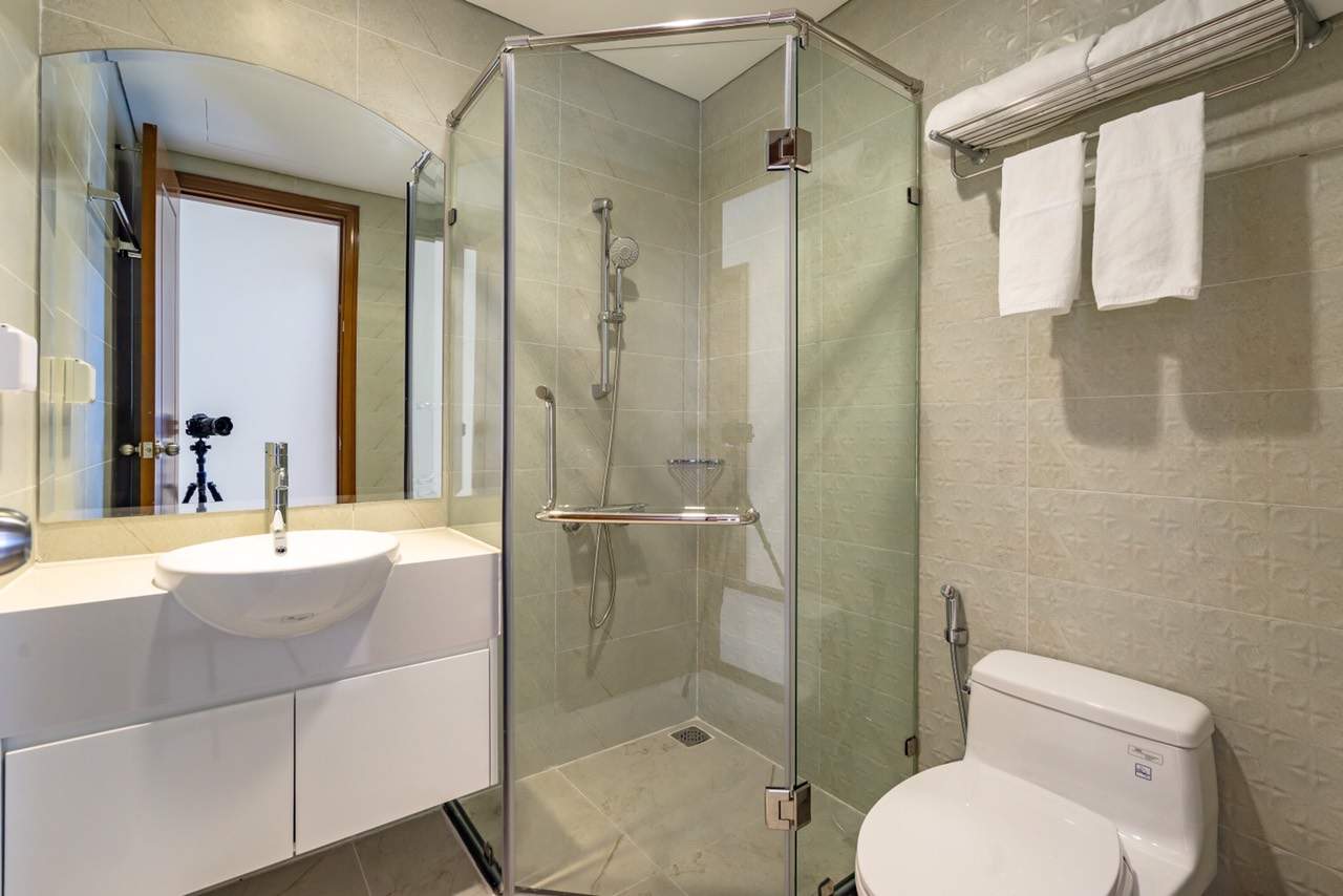  The first-rate bathroom of the rare and unique apartment in vinhomes central park apartment for rent with 3 bedrooms